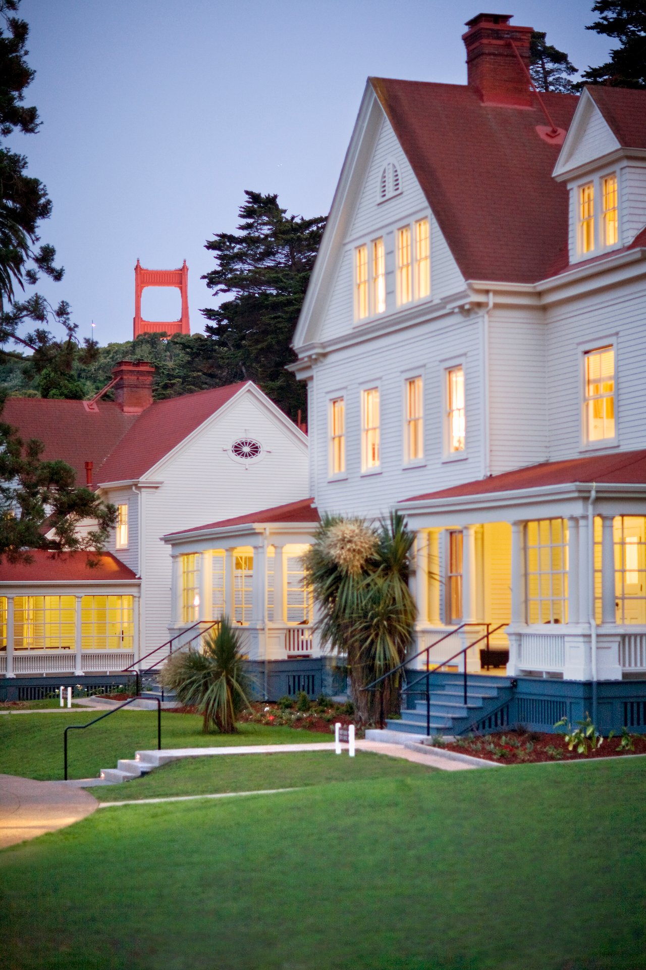 Historic Lodging Outside View Golden Gate in Background