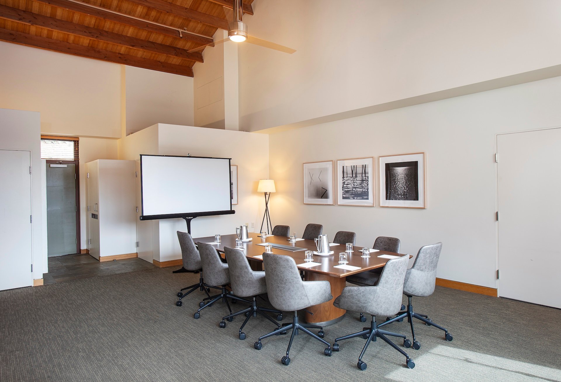 Meeting Contemporary Suite 2404