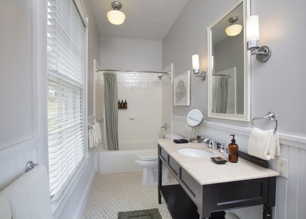 Historic King Deluxe with City View Bathroom